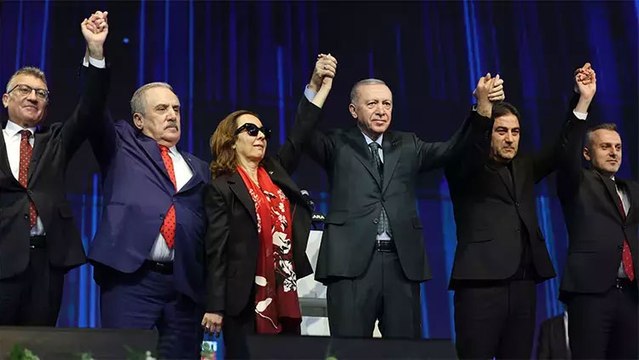İşte AK Parti'ye katılan isimler! Erdoğan rozet taktı