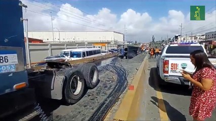 Camión se voltea en elevado del peaje del 12 de Haina