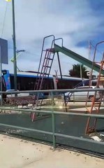 Impactante choque entre automóvil y vagón del Tren Metropolitano en la línea verde