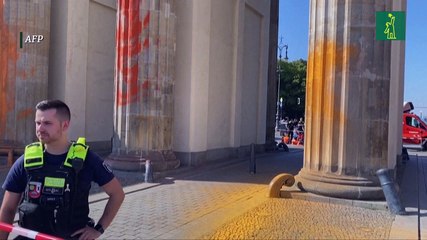 Activistas medioambientales pintan la Puerta de Brandenburgo de Berlín