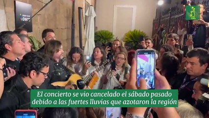 Juanes consuela en las calles a sus fans  después de cancelarse su concierto en España