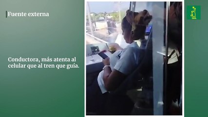 Conductora, más atenta al celular que al tren que guía