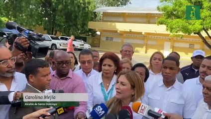 Carolina Mejia votando en la escuela Altagracia Amelia Ricart, en la zona universitaria