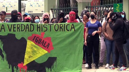 Padres de desaparecidos de Ayoztinapa, en México, realizan plantón frente a sede militar