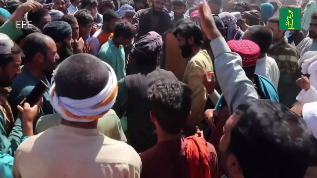 Miles de afganos esperan en los campamentos noticias de cientos todavía bajo las ruinas