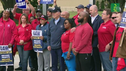 Biden se une a huelguistas del sector automotor en un piquete