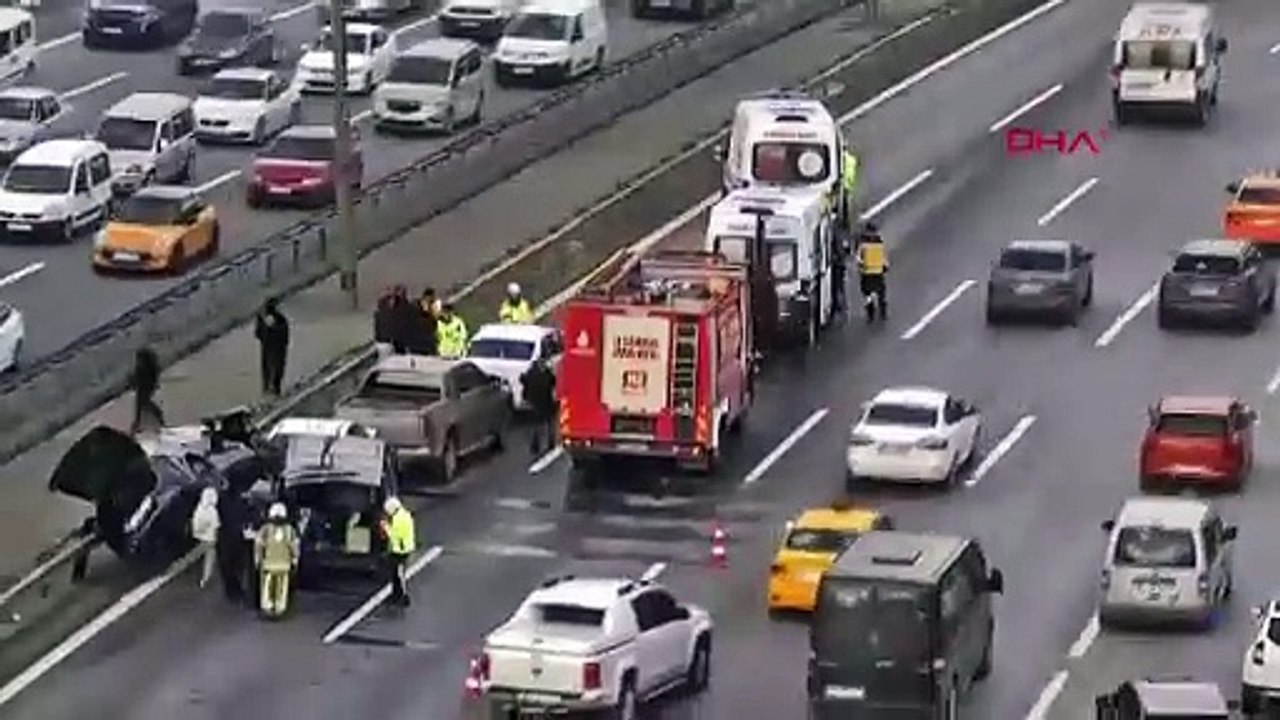 İstanbul-TEM Otoyolunda 5 aracın karıştığı zincirleme kaza: 2 yaralı / Geniş haber