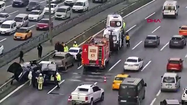 İstanbul-TEM Otoyolunda 5 aracın karıştığı zincirleme kaza: 2 yaralı / Geniş haber