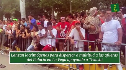 Lanzan bombas lacrimógenas para dispersar a multitud que se encuentra a las afueras del Palacio de Justicia de La Vega apoyando a Tekashi