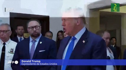 Trump denunció "farsa" judicial al comparecer en el primero de una larga serie de juicios