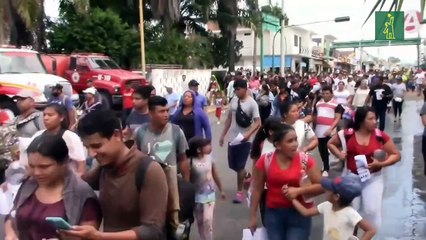 Migrantes protestan con un ataúd y las manos encadenadas en Tapachula