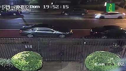 Momento en el que un individuo lanza dos cócteles molotov a la Embajada de Cuba en Washington