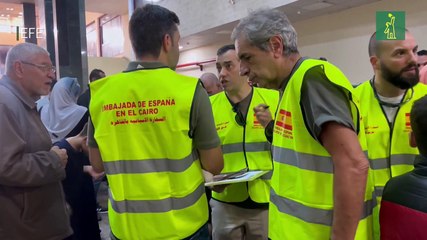 Un primer grupo de 40 españoles cruzó la frontera de Gaza y se dirige a El Cairo