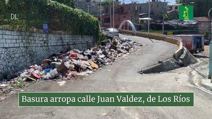 Basura arropa calle Juan Valdez, de Los Ríos