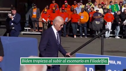 Biden tropieza al subir al escenario en Filadelfia.