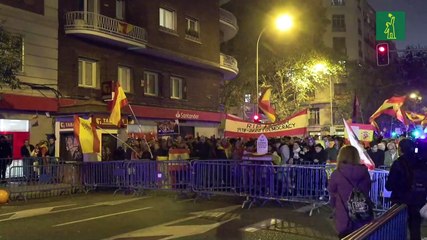 La protesta en Ferraz reúne a 4.000 personas el día de la reelección de Pedro Sánchez