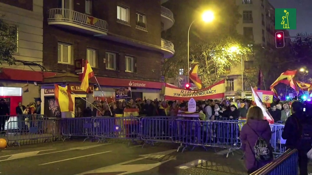 La protesta en Ferraz reúne a 4.000 personas el día de la reelección de Pedro Sánchez