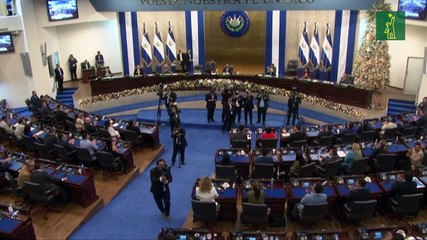 Bukele deja presidencia de El Salvador en busca de la reelección con permiso del Congreso