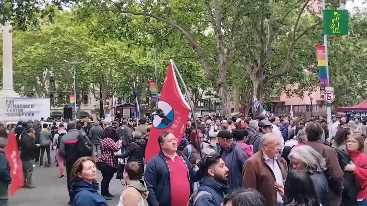 Cientos de uruguayos exigen "todas las respuestas" al Gobierno en protesta anticorrupción
