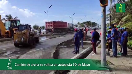 Camión de arena se voltea en autopista 30 de Mayo