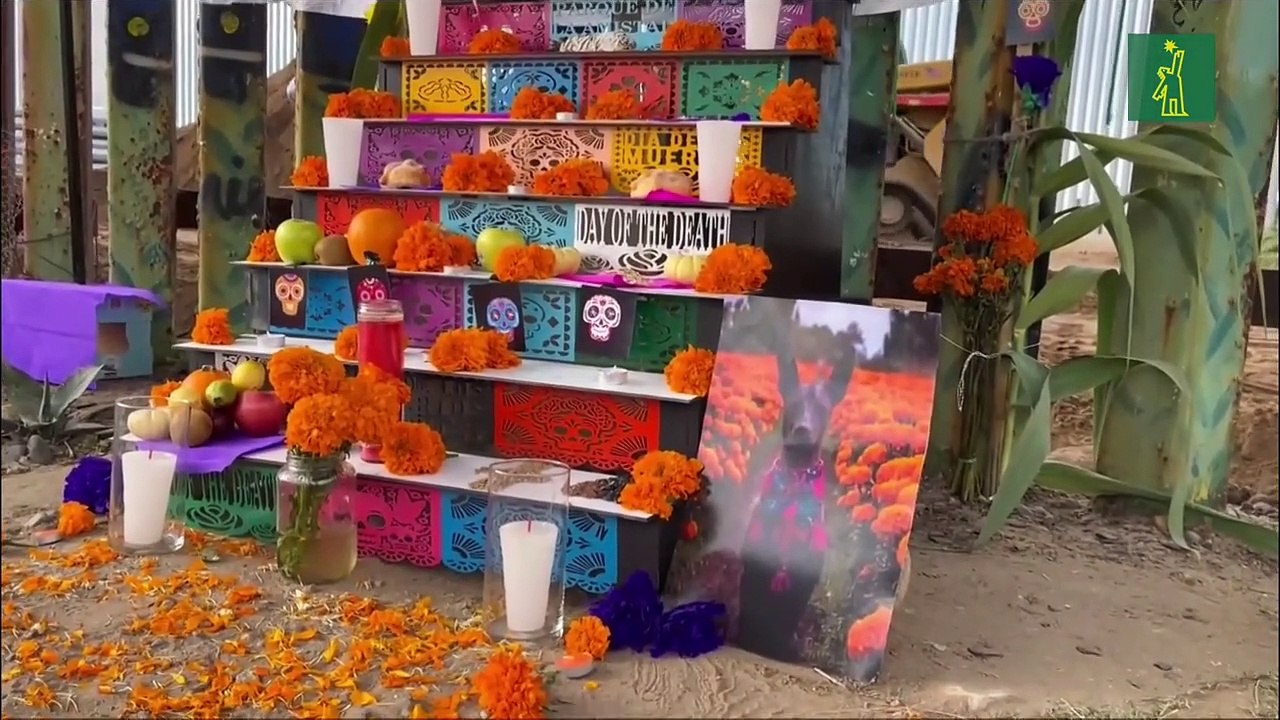Una ofrenda es colocada por activistas en el muro que divide México de EE.UU. en honor a migrantes muertos