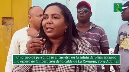 grupo de personas se encuentra en la salida del Penitenciario a la espera de la liberación del alcalde de La Romana Tony Adames