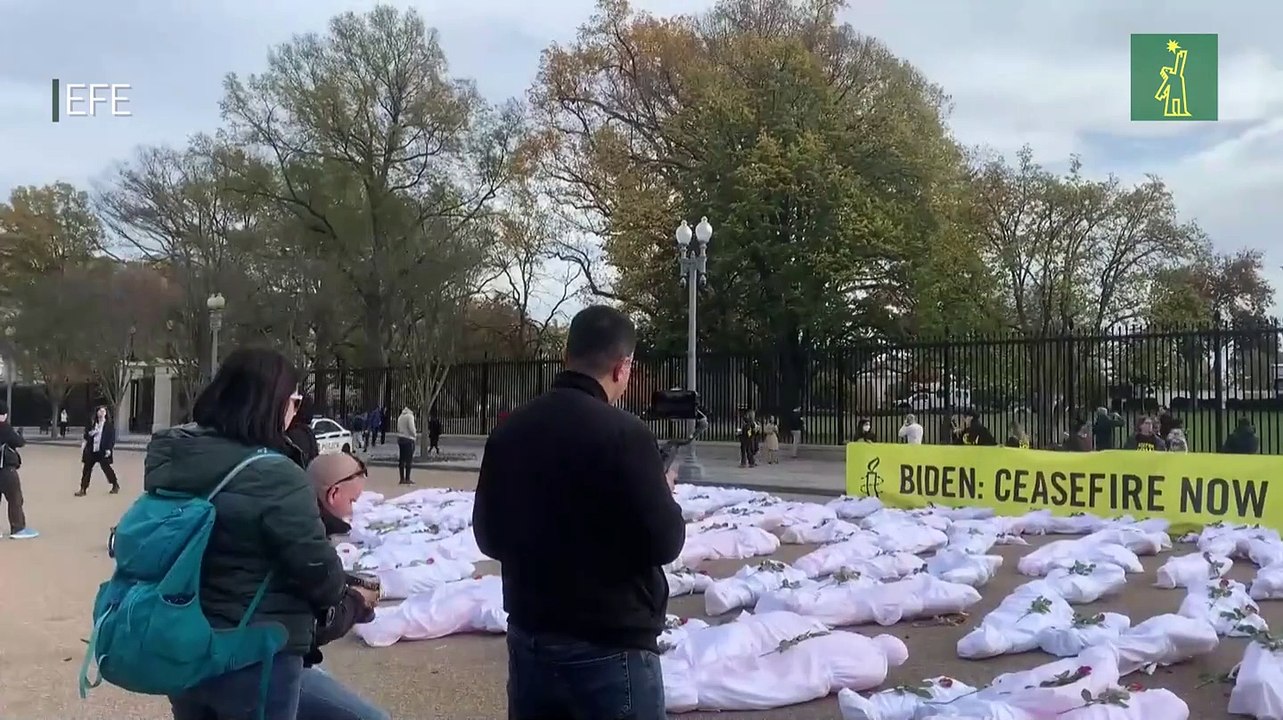 Con cadáveres falsos frente a la Casa Blanca, manifestantes piden alto al fuego en Gaza e Israel