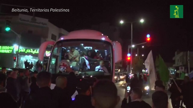 Liberados 12 rehenes en Gaza y 30 presos palestinos tras prórroga de tregua Hamás-Israel