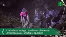 Ciudadanos recogen y se llevan el cemento derramado en el accidente en Haina