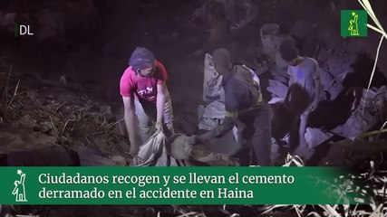 Ciudadanos recogen y se llevan el cemento derramado en el accidente en Haina