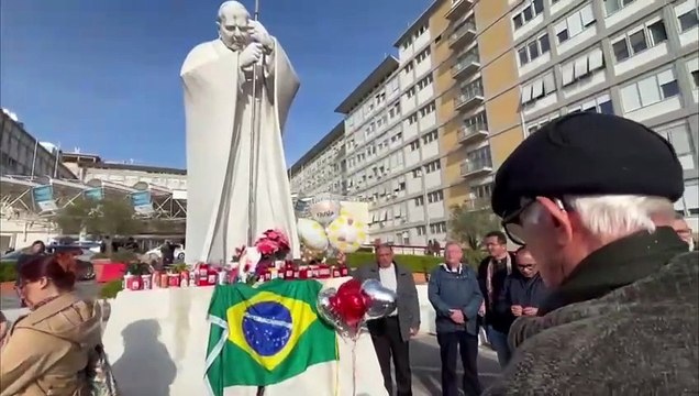 Al Gemelli di Roma preghiere e canti per Papa Francesco ricoverato