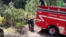 Los bomberos trabajan para extinguir el fuego en los cerros orientales de Bogotá