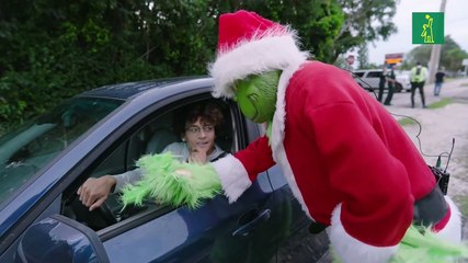Alguacil disfrazado de duende 'Grinch' ofrece cebollas en vez de multas de tráfico