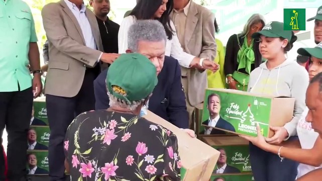 Leonel reparte miles de cajas navideñas con motivo de Nochebuena