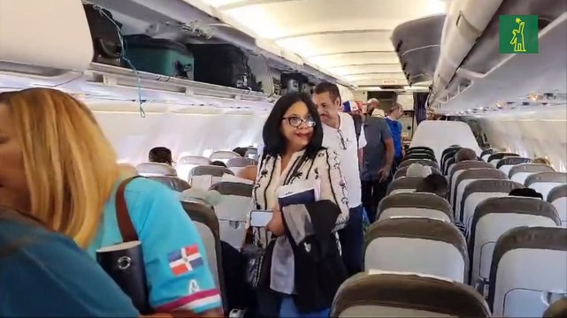 El equipo dominicano aborda el avión que lo llevará a Miami para la Serie del Caribe 2024