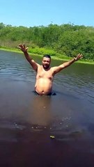 Nehre giren adam ayağına bir şeyin çarptığını hissedip, çıkarmak isteyince hayatının şokunu yaşıyor.Meksika Media Luna