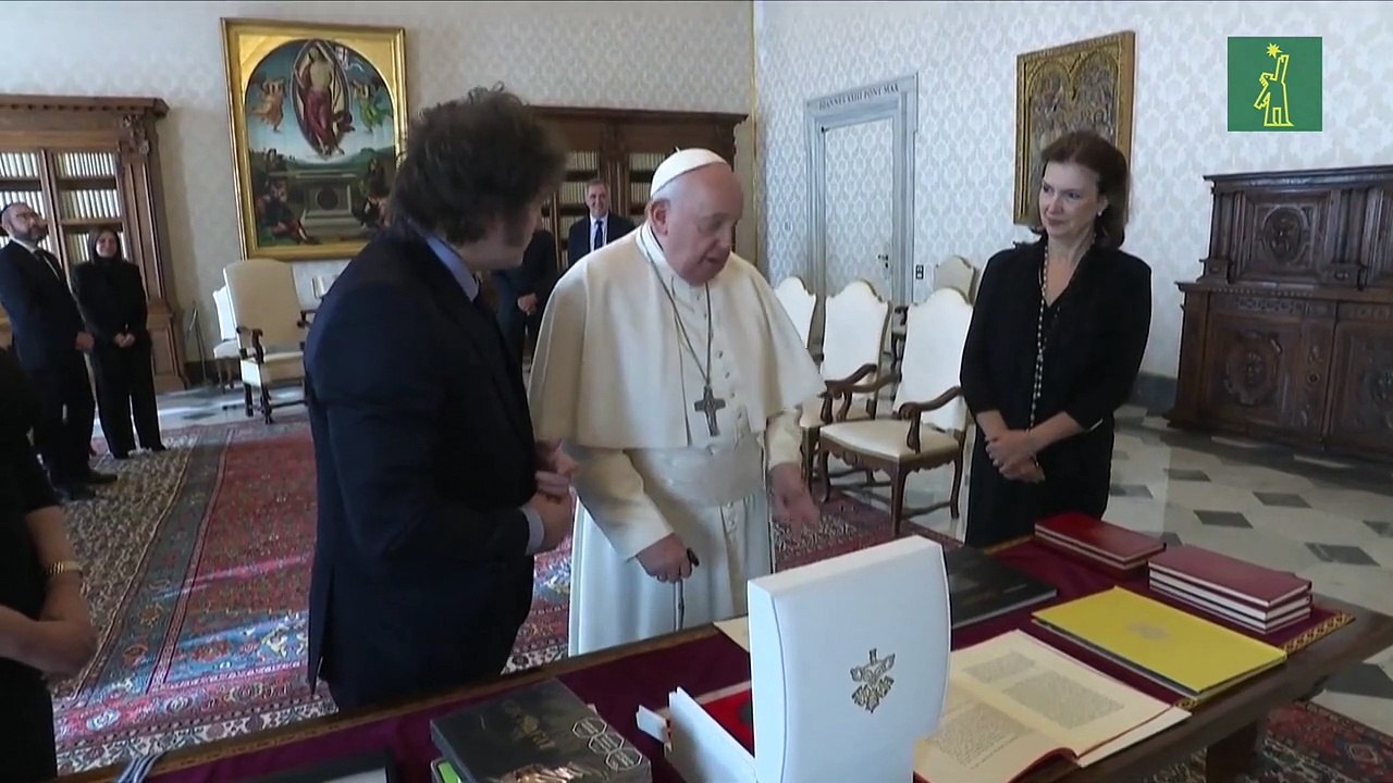 Tras los abrazos, los alfajores: Milei se reúne con Francisco en el Vaticano