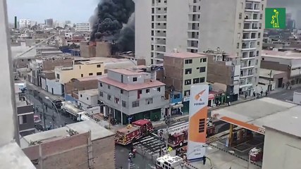 Un gran incendio en un almacén químico cubre distrito de Lima de humo