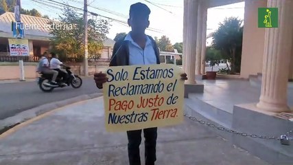 Hombre se encadena en la gobernación de Dajabón en protesta de pago de terrenos donde se construye Muro fronterizo