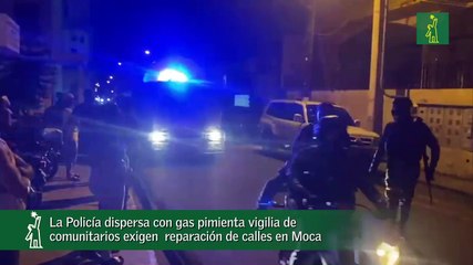 La Policía dispersa con gas pimienta vigilia de comunitarios exigen  reparación de calles en Moca