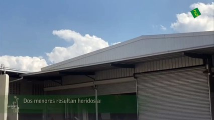 Dos Menores Resultan Heridos Al Caer Del Techo De  Un Almacén Mientras Volaban Chichigua En Santiago