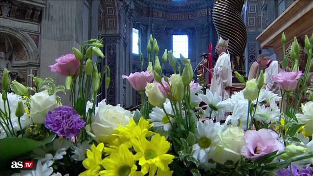 Creyentes rezan por el Papa Francisco, que sigue en estado crítico