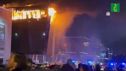 Los bomberos trabajan para extinguir el incendio declarado tras tiroteo en Moscú