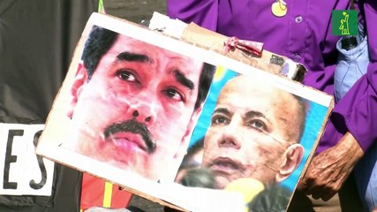 Manifestantes en Caracas queman figura del candidato antichavista Rosales para recrear muerte de Judas