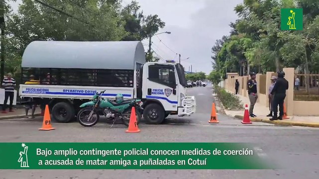 Bajo amplio contingente policial conocen medidas de coerción a acusada de matar amiga a puñaladas en Cotuí