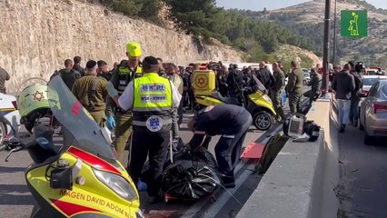Un muerto israelí y seis heridos en ataque palestino en un asentamiento cerca de Jerusalén