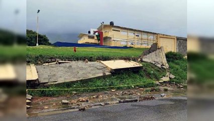 Desplome de pared en escuela por aguaceros