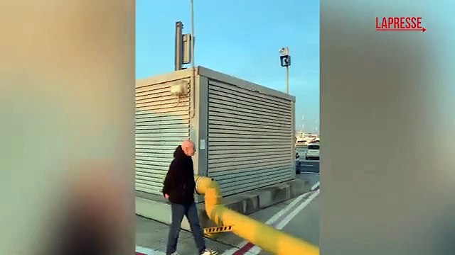 Volo New York-Delhi deviato a Fiumicino per un allarme bomba: i passeggeri scendono dal velivolo