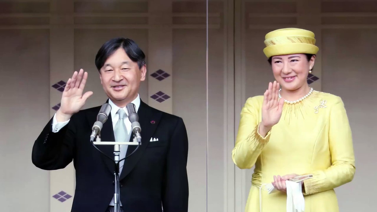 GALA VIDEO - L’empereur Naruhito du Japon a 65 ans : son apparition au balcon avec son épouse Masako et leur fille Aiko