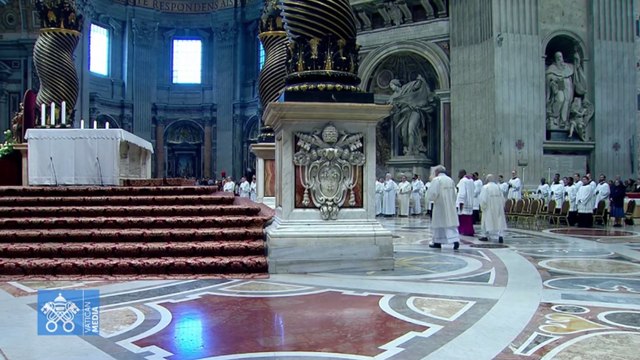 El Papa agradece al personal sanitario su labor y está con confianza en su tratamiento